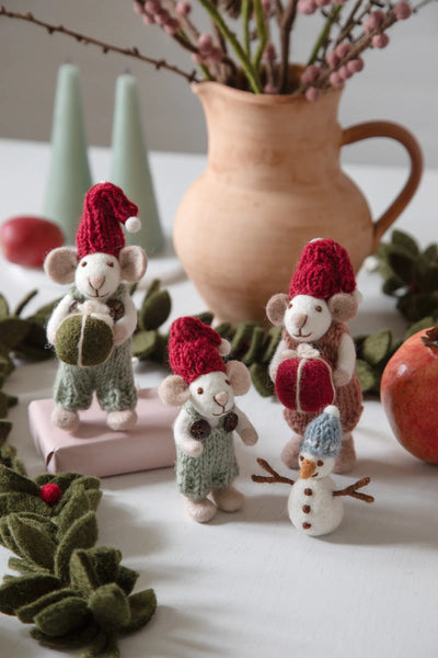 Girly Mouse with Red Present | White